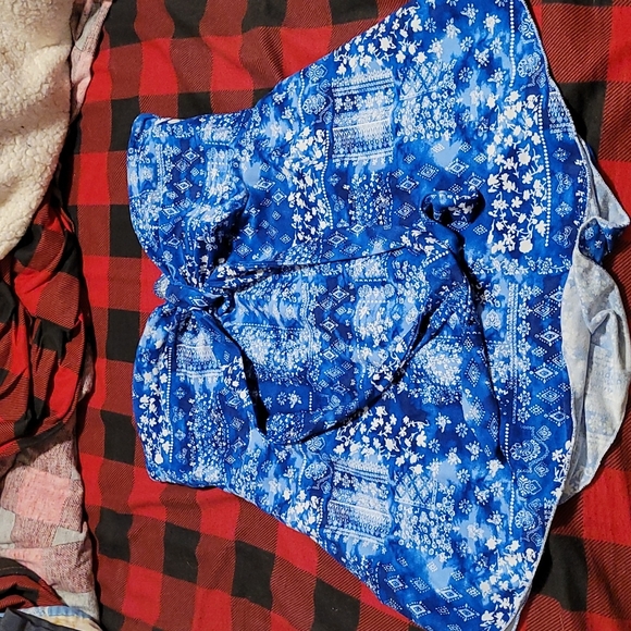 Cute top - Picture 2 of 3